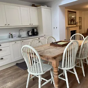 Beautiful 3 Bed Basement Flat With Garden Apartment